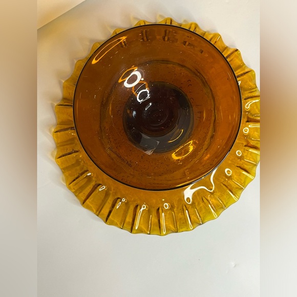 VINTAGE ~ AMBER GLASS DISH ON A PEDESTAL WITH RUFFLED EDGES. - Picture 7 of 9